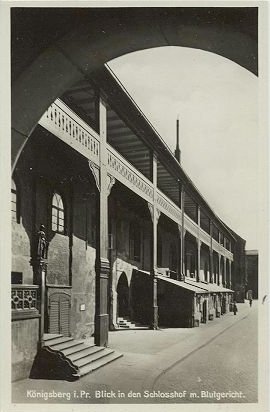 Blick in den Schlosshof; der kleine Vorbau ist der Eingang zum Blutgericht (1932)