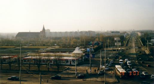 Blick auf die Kneiphöfsche Langgasse mit Kramerbrücke - links im Bild das Königsberger Schloß, welches den dahinterliegenden Dom auf dem Kneiphof verdeckt.
Die Wahrheit ist leider: gähnende Leere, wo sich einst das Zentrum der Altstadt befand. Blick aus dem Hotel Kaliningrad