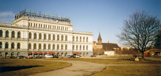 Die Königsberger Börse mit dem Dom im Hintergrund