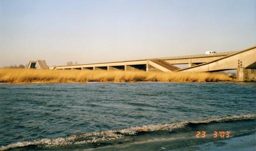 Die Reichsautobahnbrücke bei Königsberg; von der Wehrmacht im Krieg gesprengt