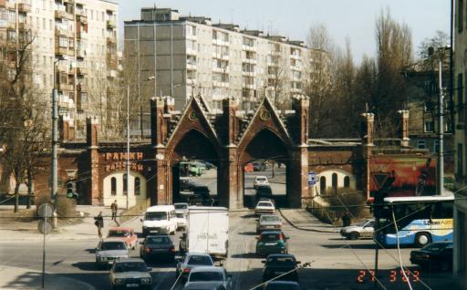 Das Brandenburger Tor in Kaliningrad mit den allgegenwärtigen, sozialistischen Plattenbauten im Hintergrund