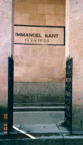 Das Kant-Grabmal aus deutscher Zeit am Dom, der in russisch-deutscher Zusammenarbeit aktuell zu 90% restauriert ist (Stand 2007).
