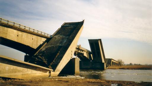 Autobahnbrücke bei Königsberg - eine Seite wurde von den Russen wieder befahrbar gemacht