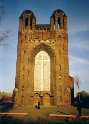 Die Kreuzkirche in Königsberg ist umringt von Plattenbaueinöde. Inzwischen wurde sie saniert.