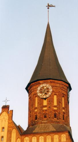 Der Kirchturm in der Abendsonne